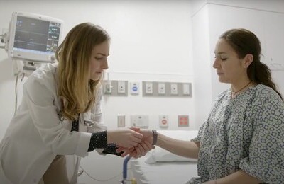 Кодирование Аквилонг в Южно-Сахалинске Врач держит пациентку за руку